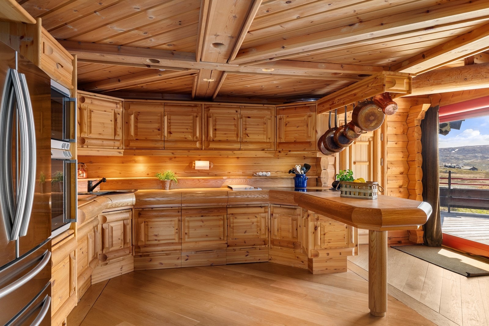 Kjøkkeninnredning i massiv heltre furu. . Integrert oppvaskmaskin, koketopp, grillplate, stekeovn, mikrobølgeovn. I tillegg side by side kjøl/frys. Galleribilde