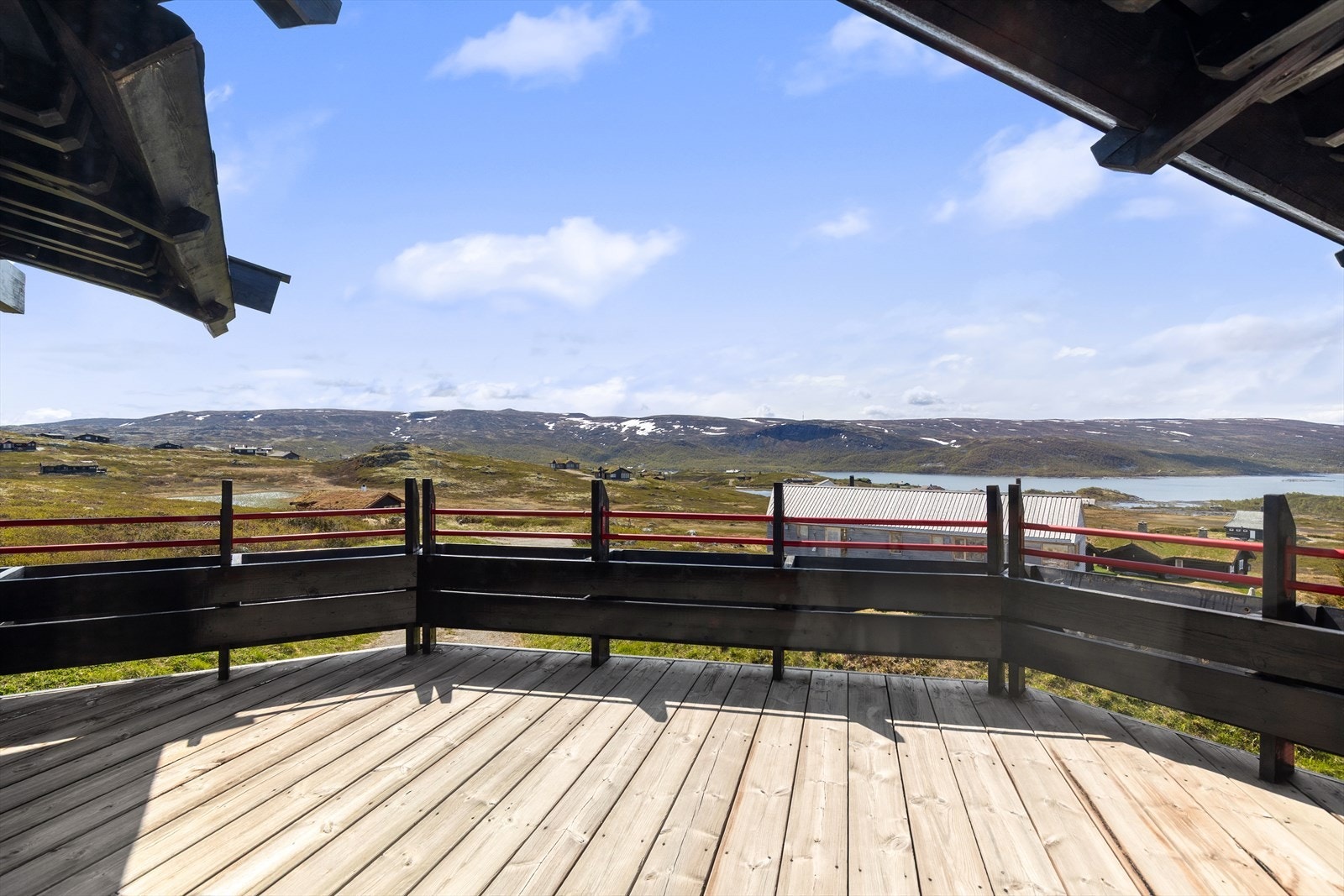 Herlig terrasse med utgang fra kjøkkenet Galleribilde