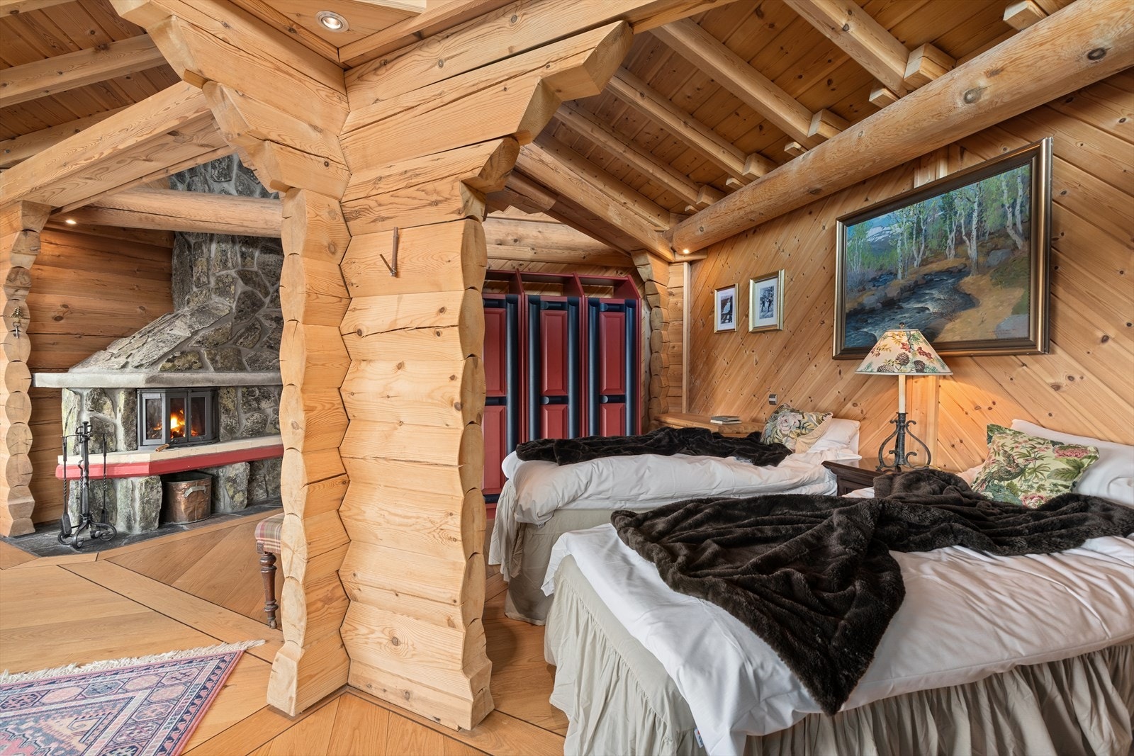 Peisovn i naturstein på hovedsoverommet Galleribilde