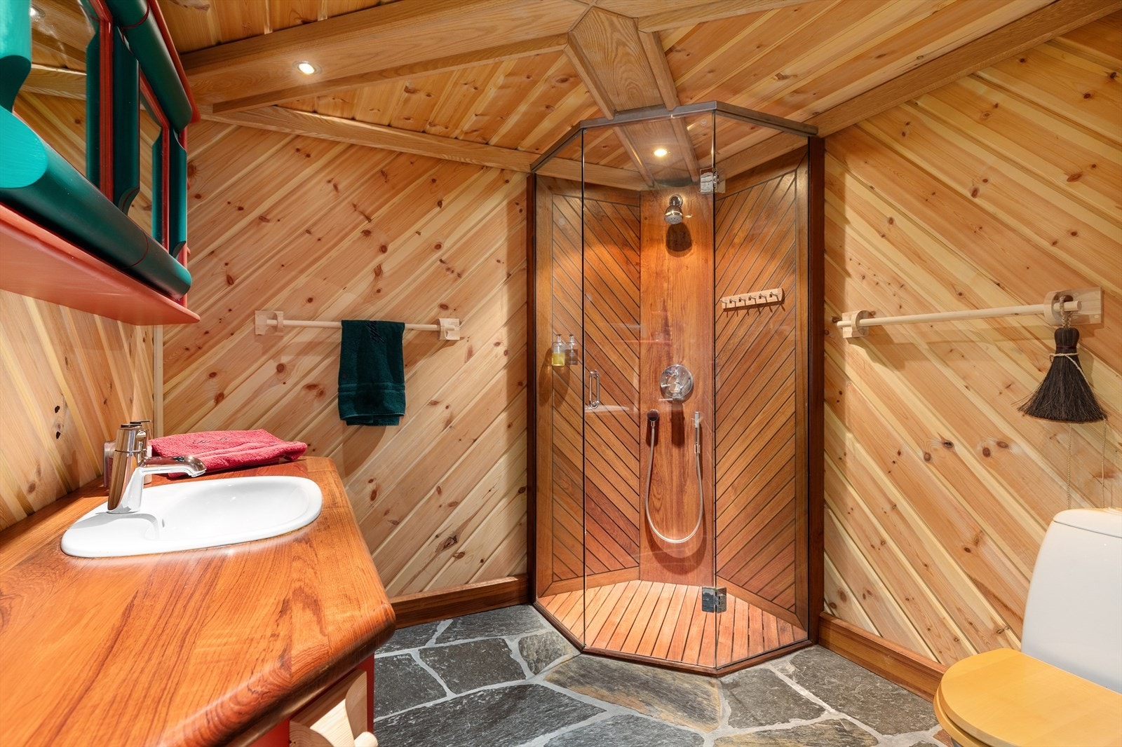 Baderom tilknyttet soverom Galleribilde