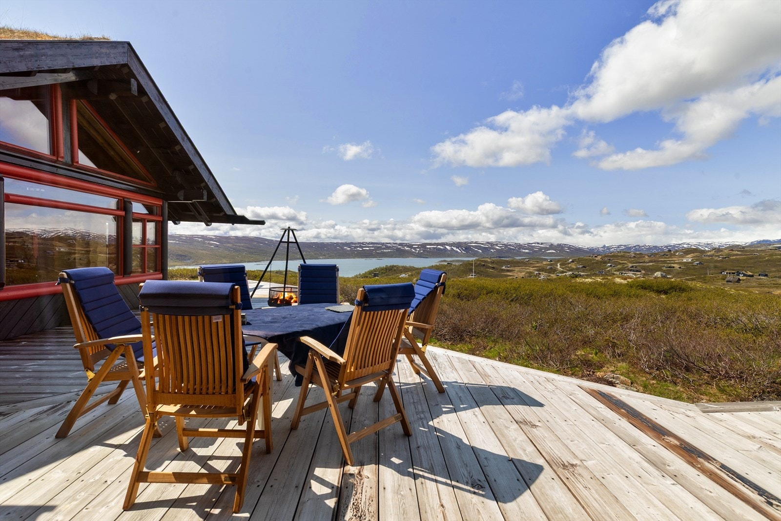 Hytten har en nydelig beliggenhet med gode solforhold, fantastisk utsikt og skiløyper og turmuligheter rett utenfor døren Galleribilde