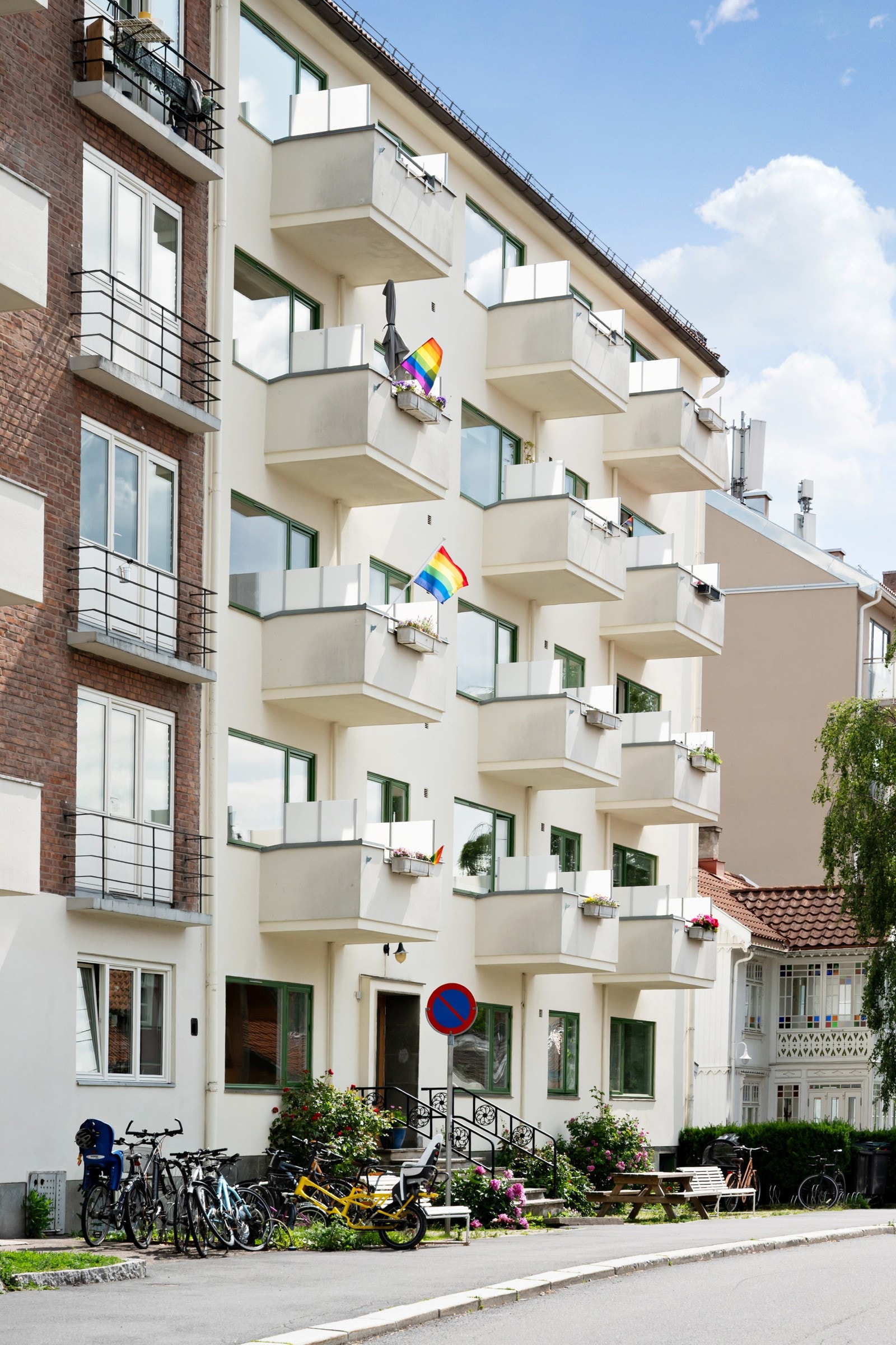 Leiligheten ligger i 1. etasje kun en halv trapp opp fra bakkeplan. Galleribilde