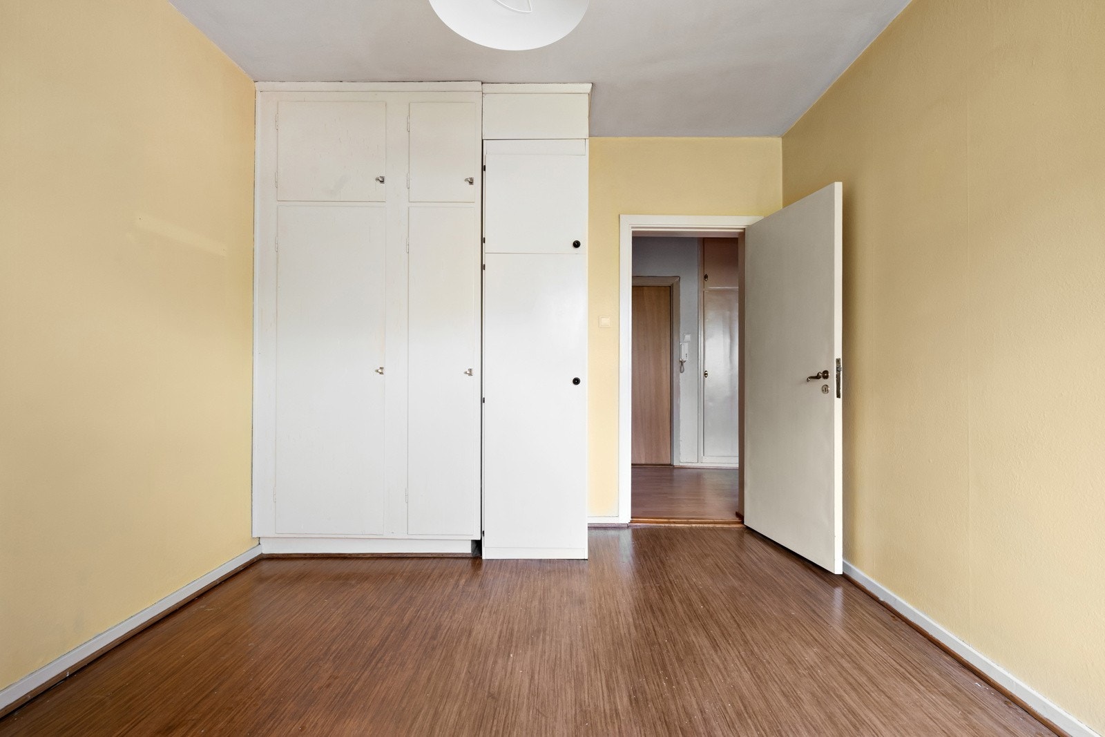 Begge rom har eldre plassbygd garderobe. Galleribilde