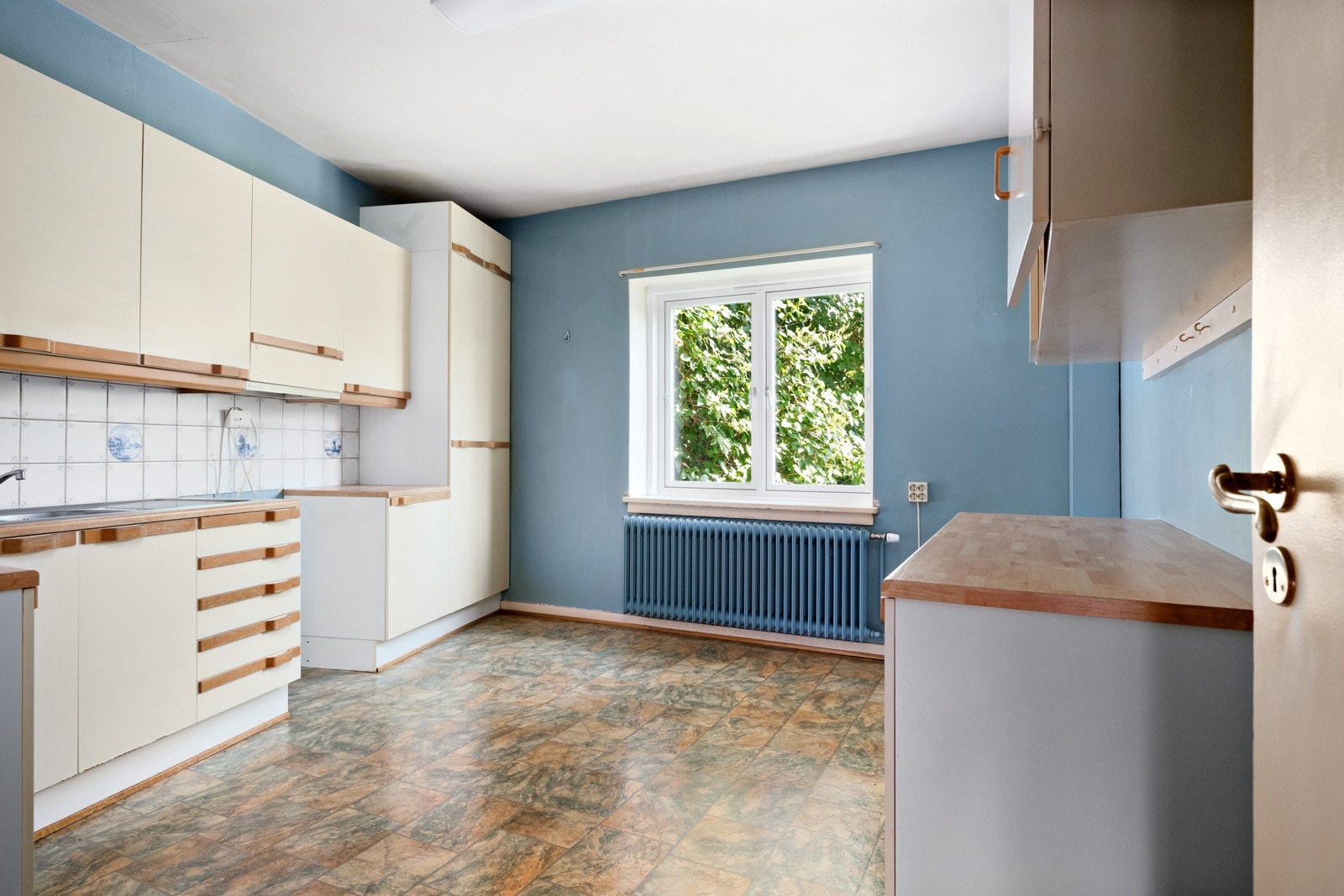 Godt lysinnslipp og frodig utsyn. Galleribilde