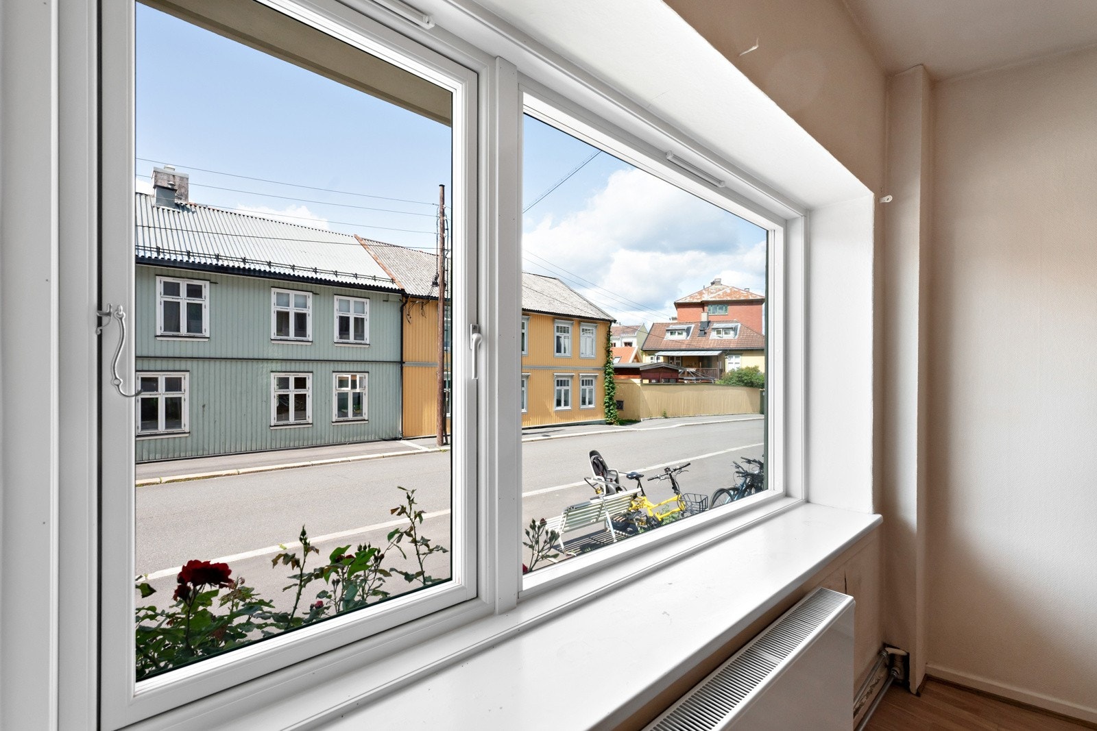 Her bor du i rolige omgivelser omkranset av fargerik trehusbebyggelse og grønne parkdrag. Galleribilde