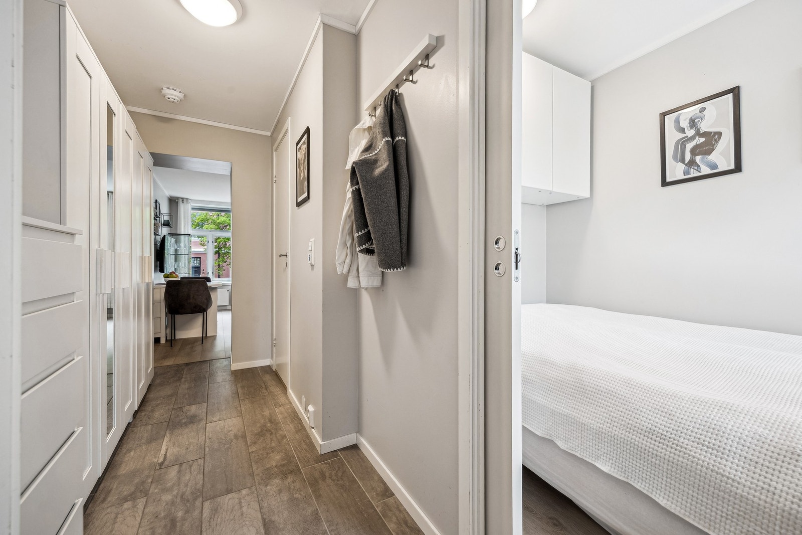 Entréen har en god størrelse og gir rikelig plass til garderobeløsning og oppbevaring. Galleribilde