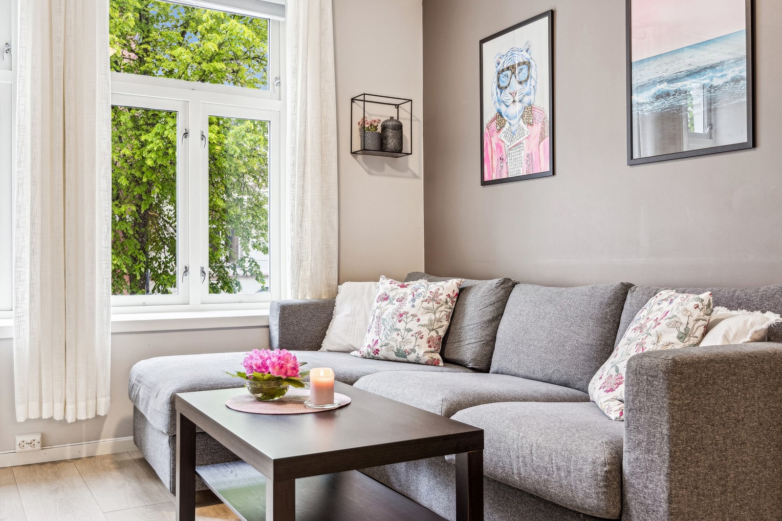 Leiligheten har en arealeffektiv planløsning med entré, lys stue med åpen kjøkkenløsning, soverom og et moderne bad. Galleribilde