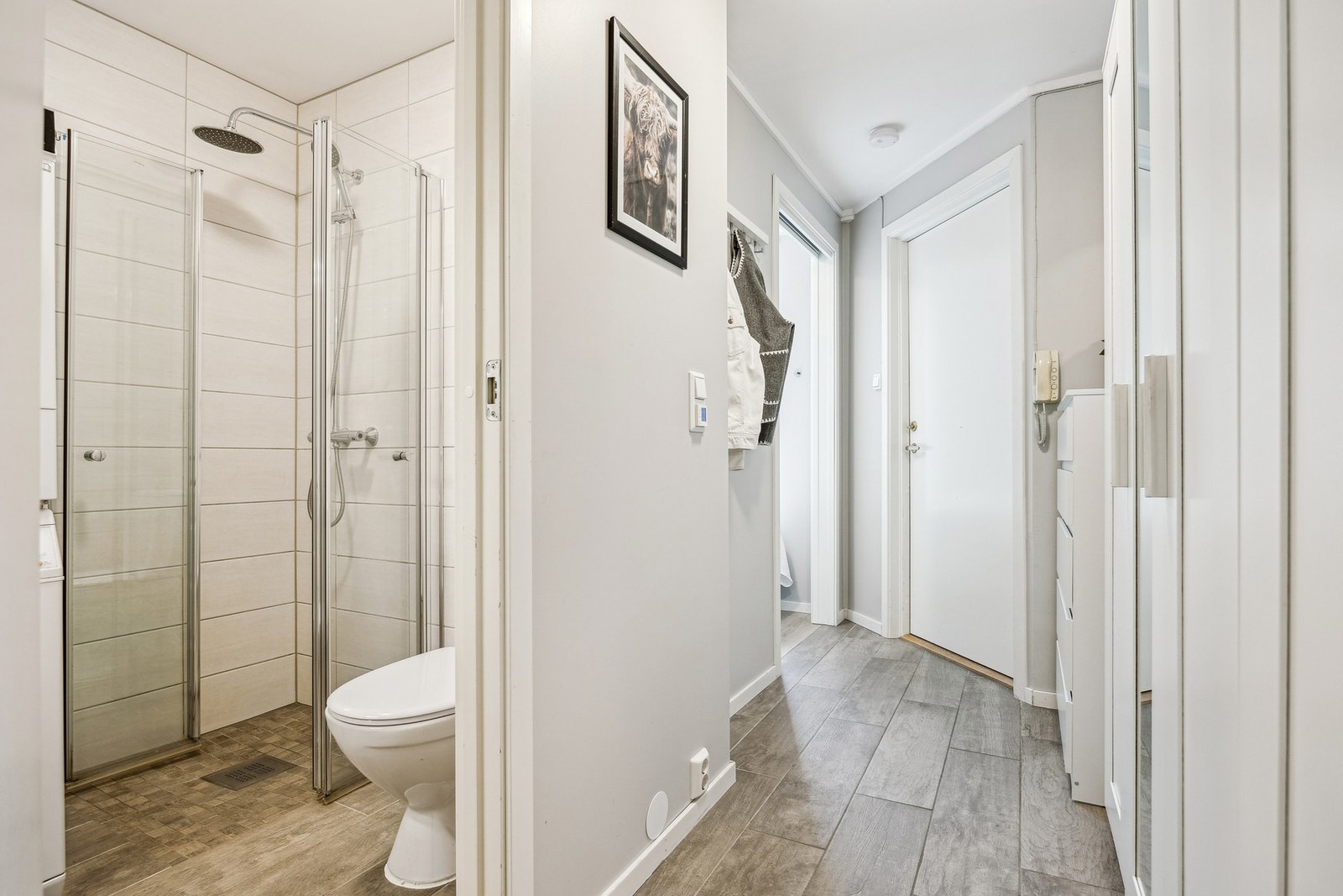 Leiligheten fremstår som lys og luftig, med gjennomgående planløsning som gir god gjennomtrekk. Galleribilde