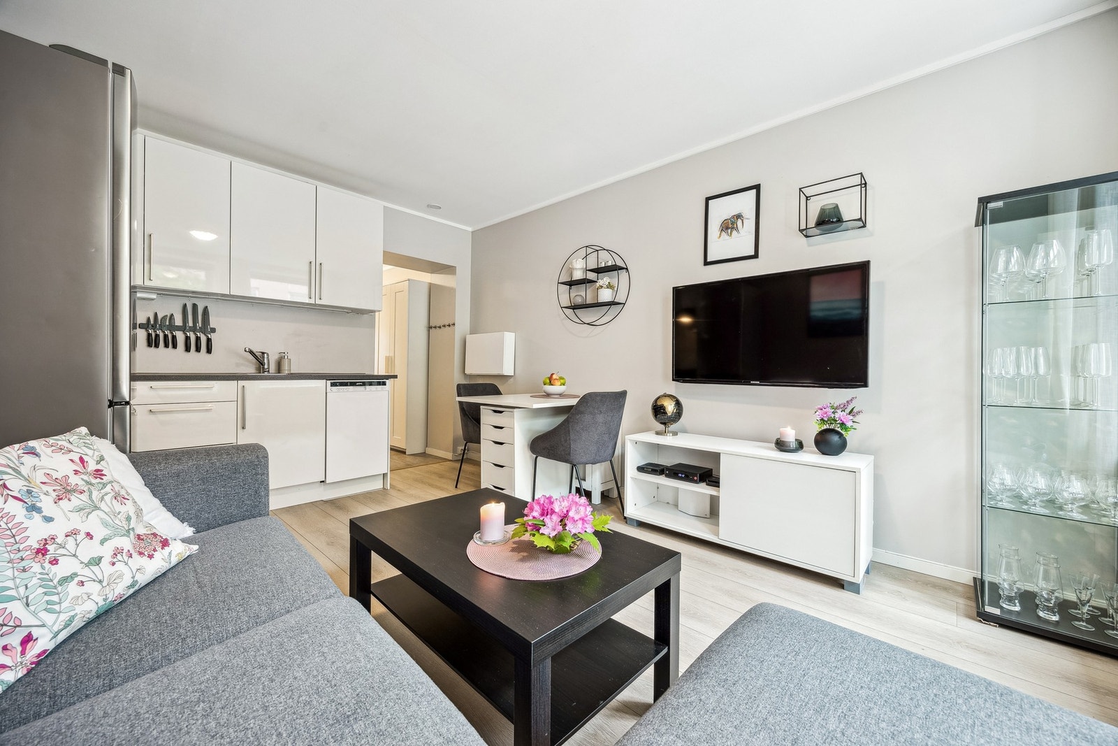 Rommet har en praktisk utforming med god plass til både en komfortabel sofagruppe og et spisebord for hyggelige måltider. Galleribilde