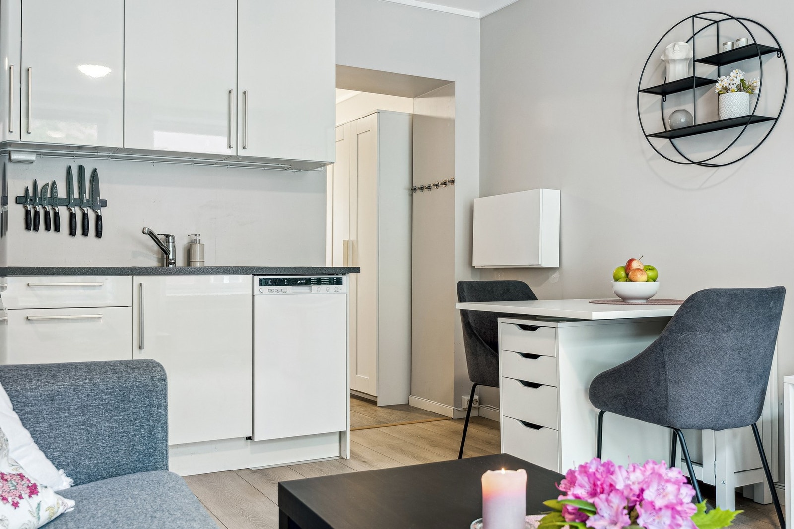 Det er god utnyttelse av kjøkkenarealet med plass til en mindre spisegruppe. Galleribilde