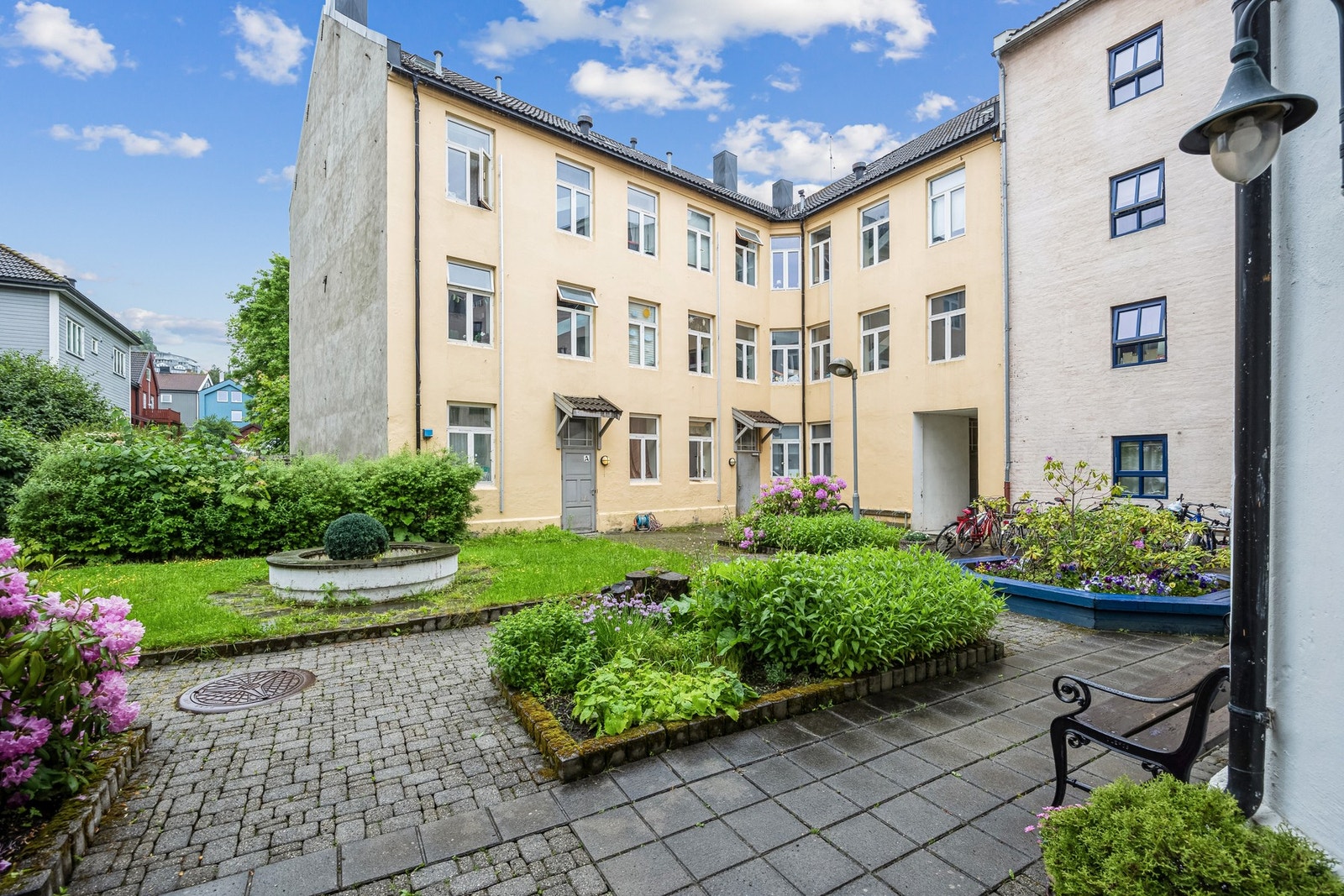 Bakgården er skjermet og stille, med grønne omgivelser som innbyr til rolige stunder. Galleribilde