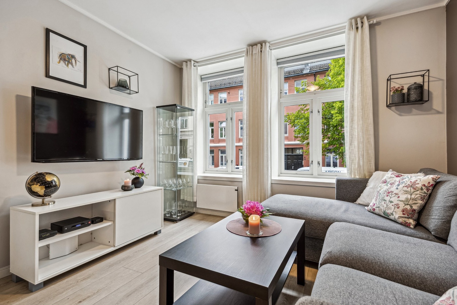 Store vindusflater gir leiligheten et luftig og åpent uttrykk, og sørger for rikelig med naturlig lys som skaper en behagelig og innbydende atmosfære. Galleribilde