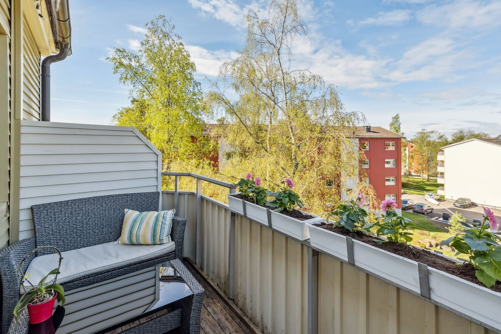 Vestvendt balkong med gode solforhold. Fredfylt og familievennlig område. Galleribilde