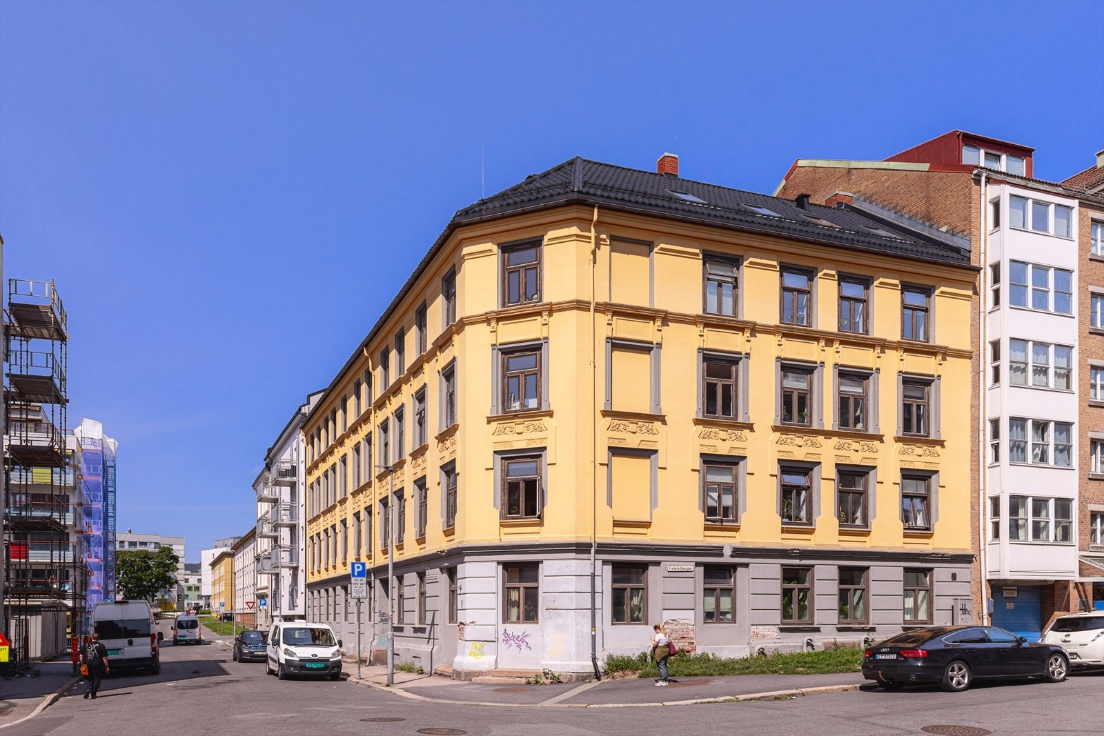 Leiligheten har en attraktiv beliggenhet på øvre Sandaker. Det er kort vei til et godt utvalg av forskjellige forretninger og flotte Storo shoppingsenter. Galleribilde