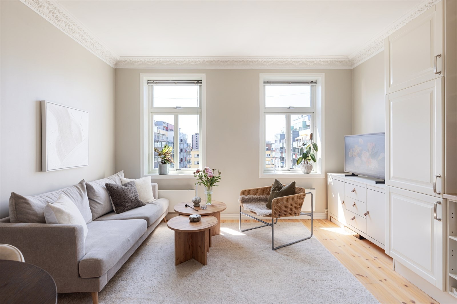 Romslig stue med naturlig og god plass til sofa- og TV sone. Galleribilde