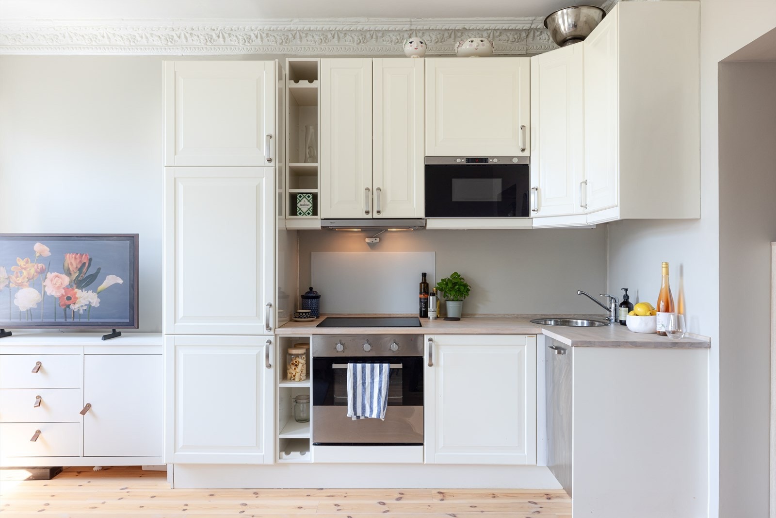 Pen og tidløst kjøkkeninnredning som har rikelig med benk- og skapplass. Galleribilde