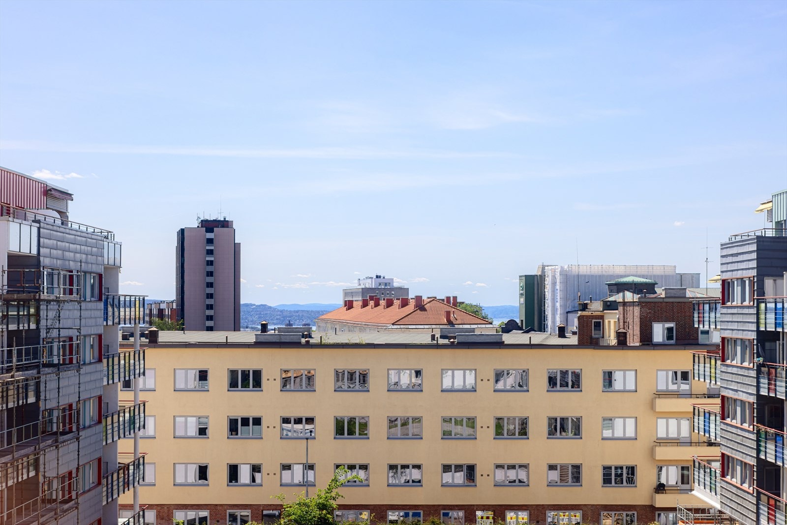 Leiligheten ligger høyt og fritt til i 4 etasje og er orientert sydvest - her får man optimale sol- og lysforhold. Galleribilde