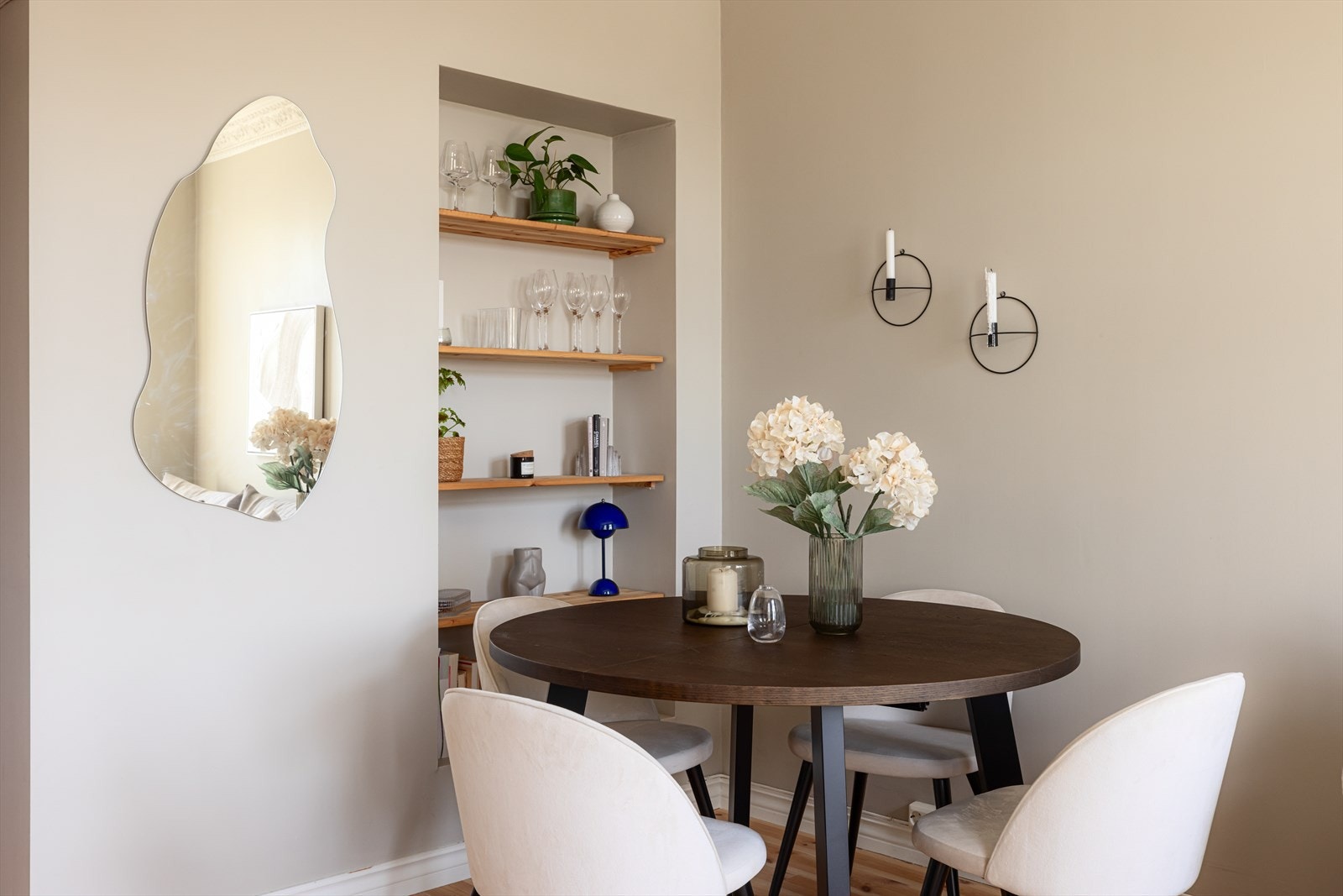 Koselig og naturlig plass til spisebord i hjørne. Legg merke til praktisk hylleløsning i nisje. Galleribilde