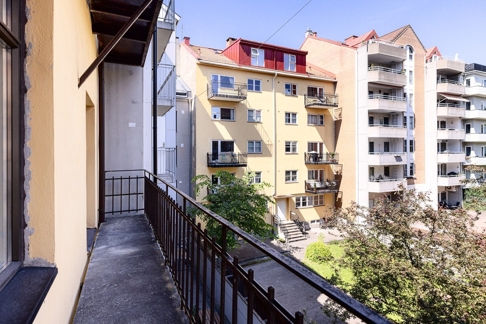 Brannbalkong mot bakgård. Galleribilde