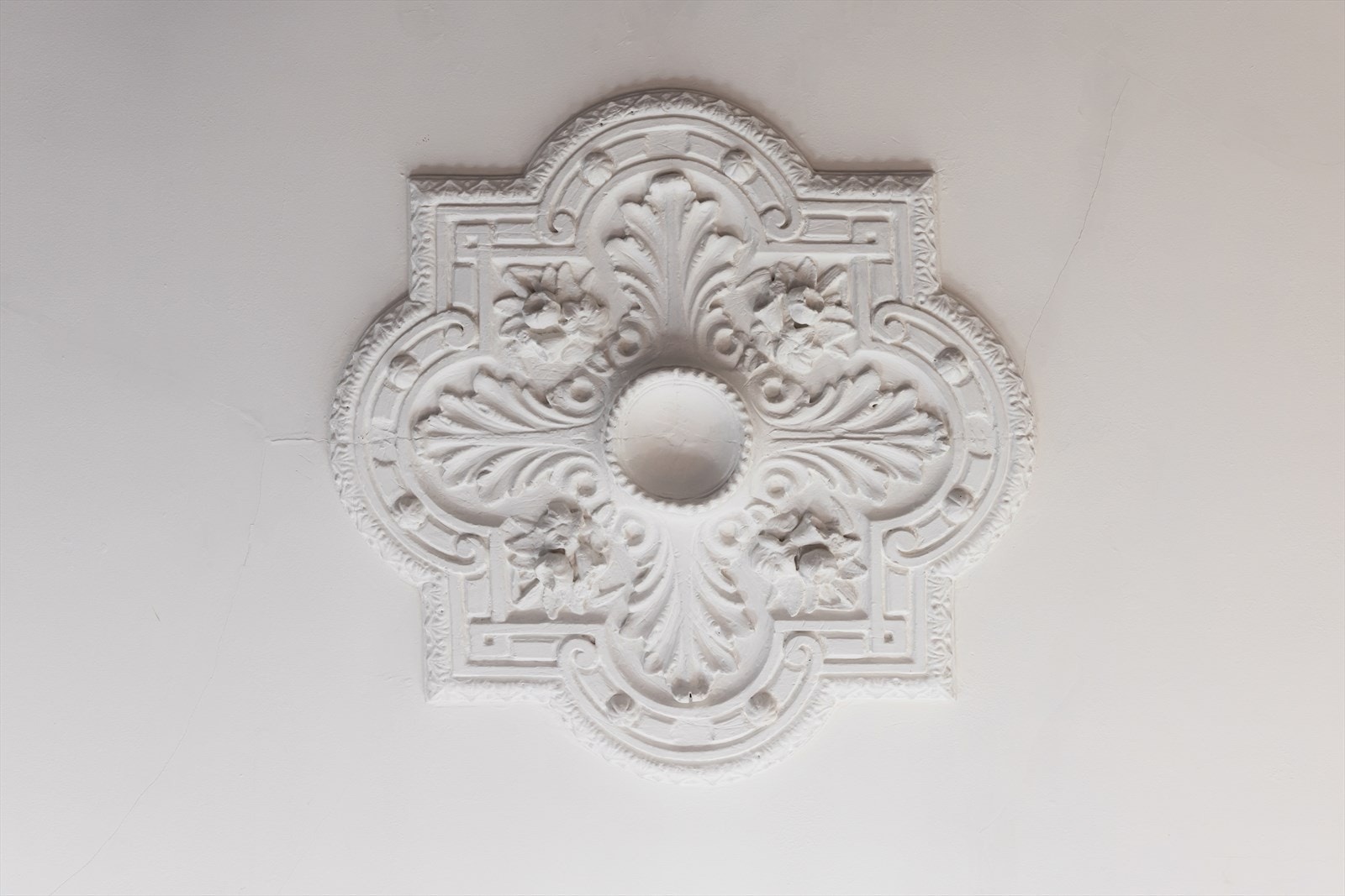 Leiligheten har god takhøyde og flotte, klassiske detaljer som rosett og stukkatur. Galleribilde