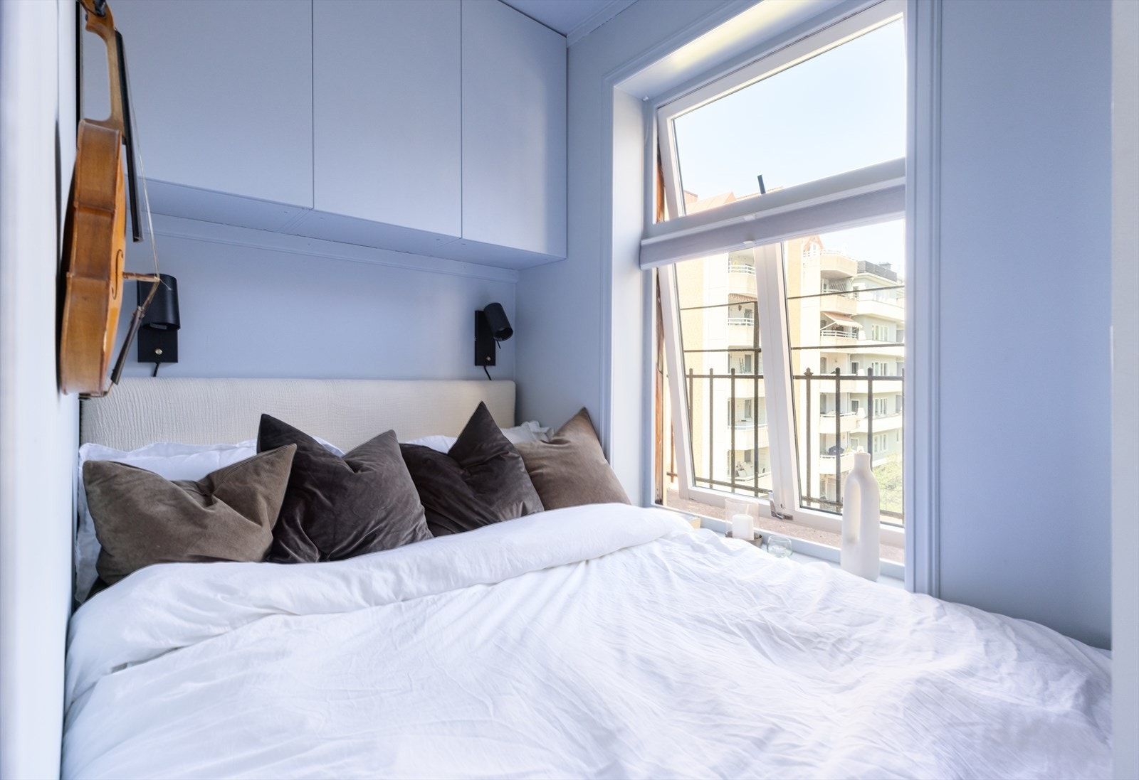 Trivelig soverom som vender ut mot bakgård - sov skjermet fra trafikk og støy. Galleribilde