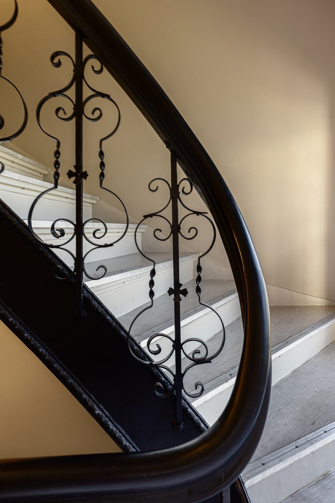 Leiligheten ligger i en klassisk bygård. Leiligheten disponerer stor bod i kjeller på 4,5 kvm. Galleribilde