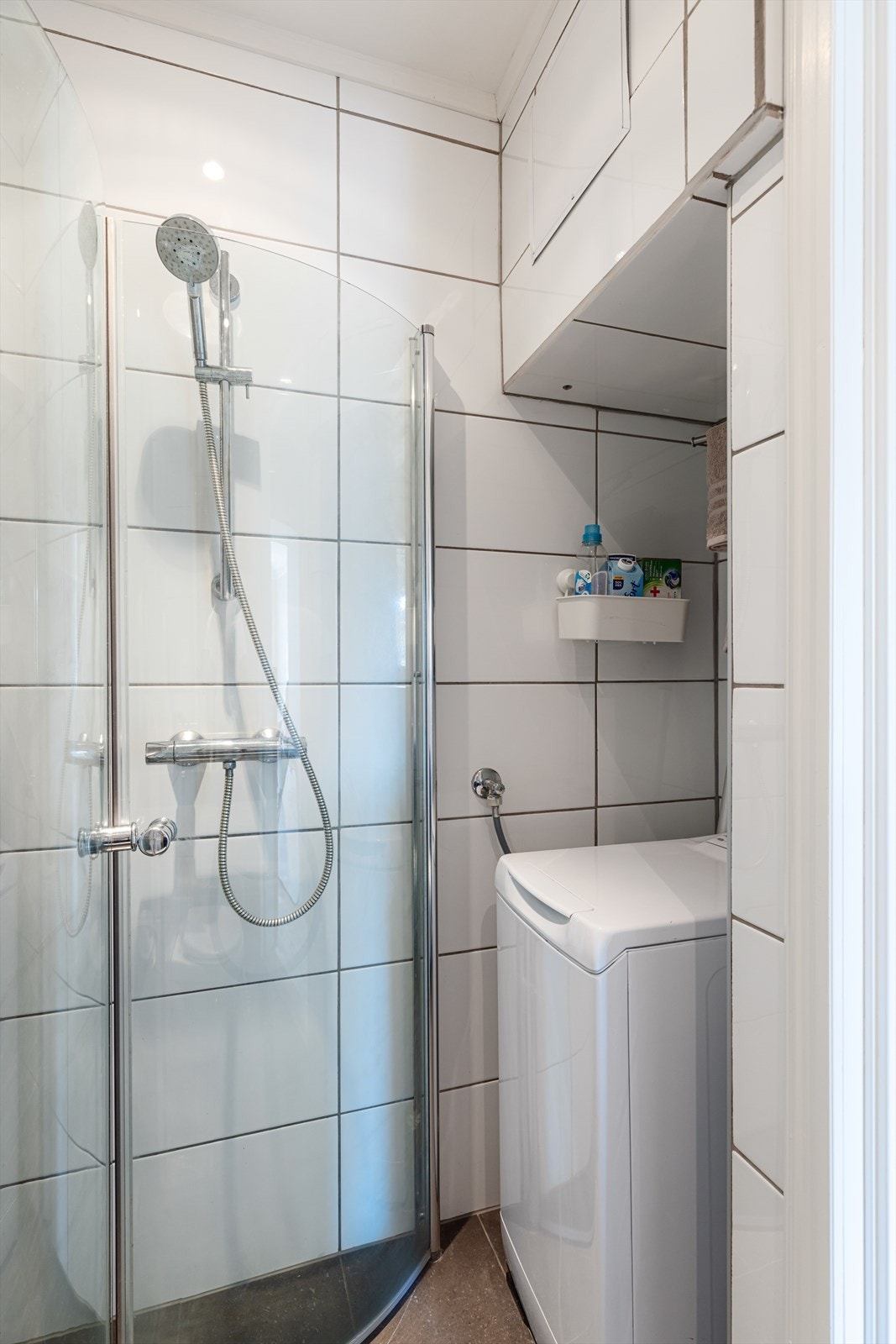 Flislagt baderom med varmekabler i gulv, opplegg for vaskemaskin og ny innredning. Galleribilde