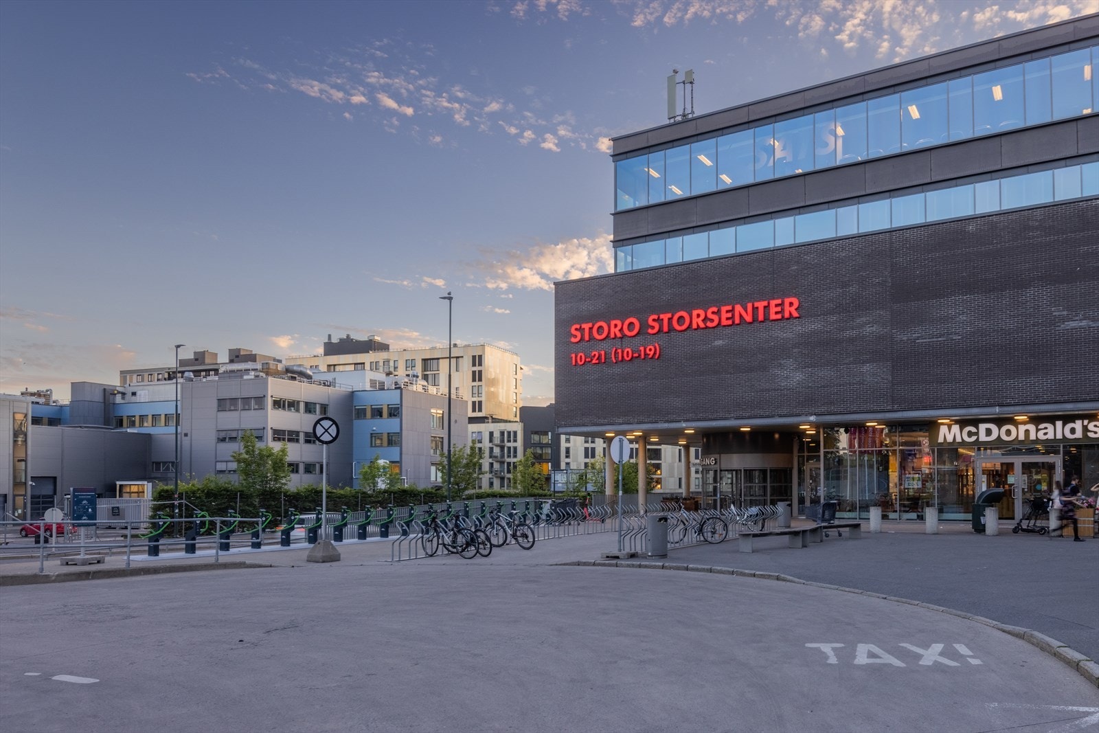 Store Storsenter og Storo T-banestasjon ligger en spasertur unna. Sandaker Senter ligger rett ved. Galleribilde