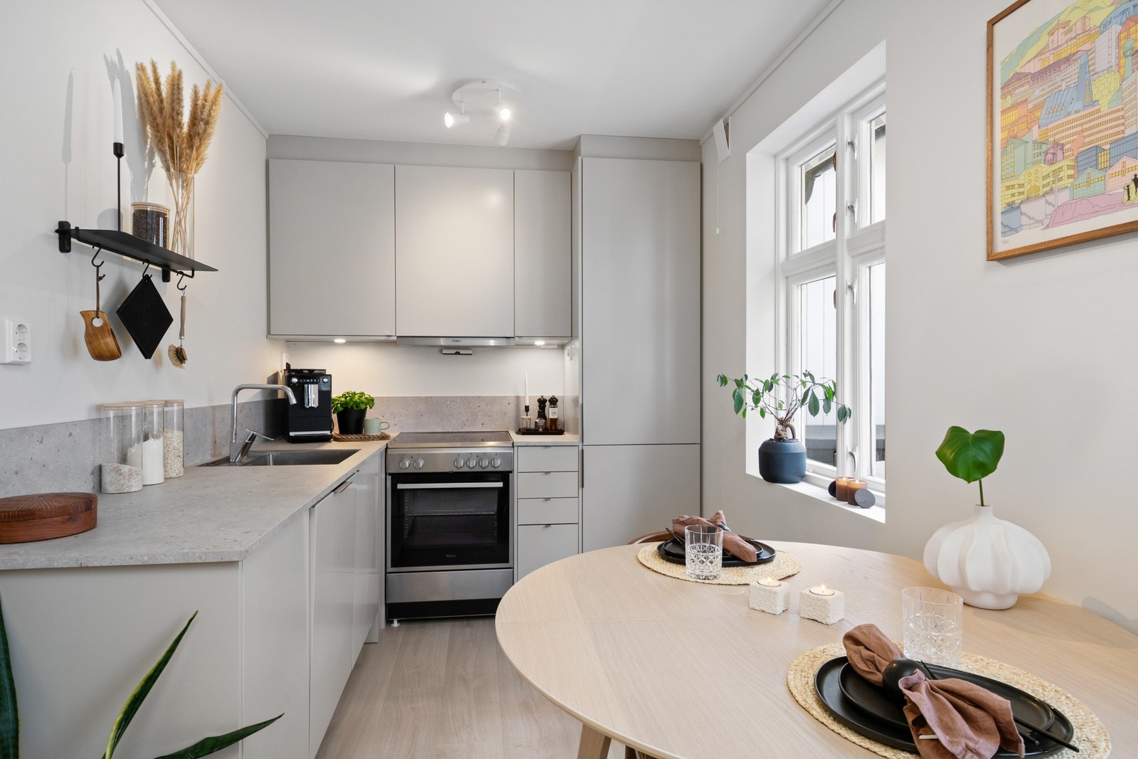 Videre er kjøkkenet utstyrt med integrert oppvaskmaskin og kjøl-/fryseskap, samt ventilator, komfyrvakt og god arbeidsbelysning. Galleribilde