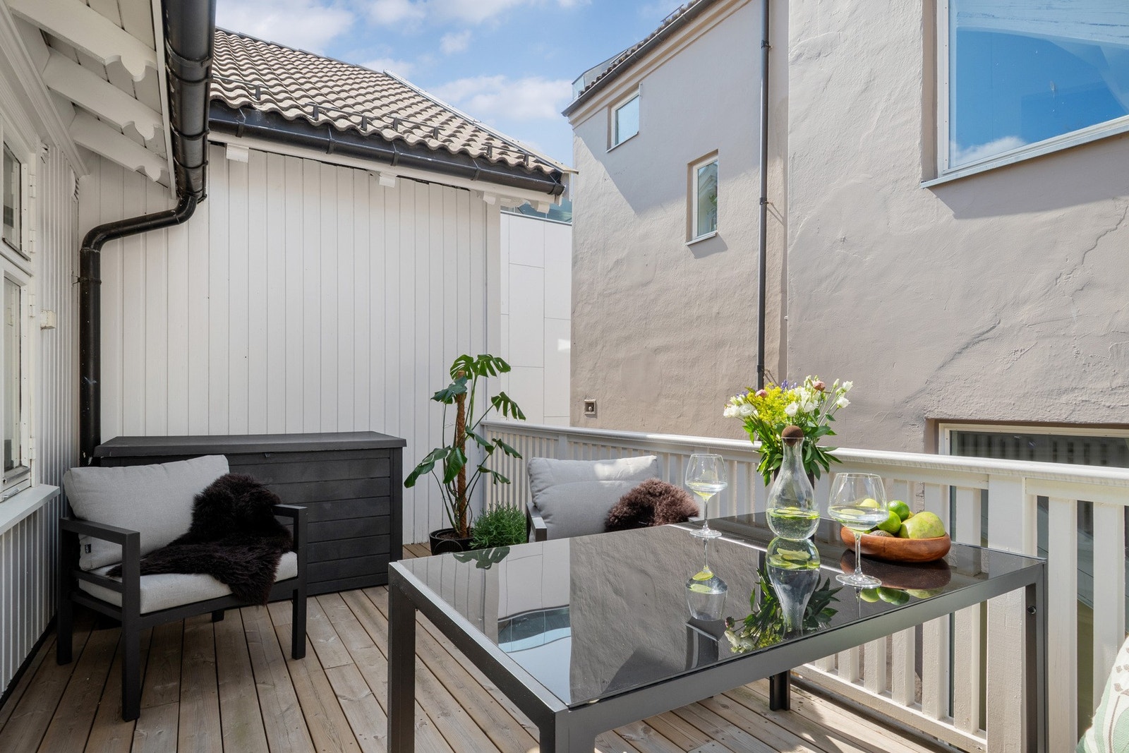 Her er det en fin plass til en sittegruppe, og beliggenheten inn mot bakgården sørger for rolige omgivelser. Galleribilde