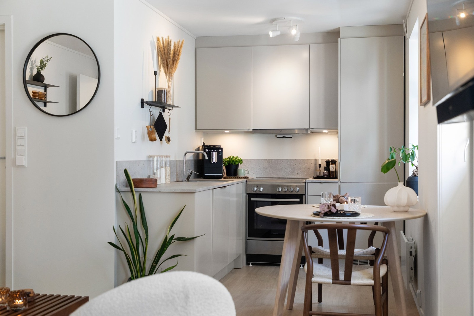 Kjøkkenet, som var nytt i 2024, har et stilfullt og moderne design med god benkeflate og mye oppbevaringsplass. Galleribilde