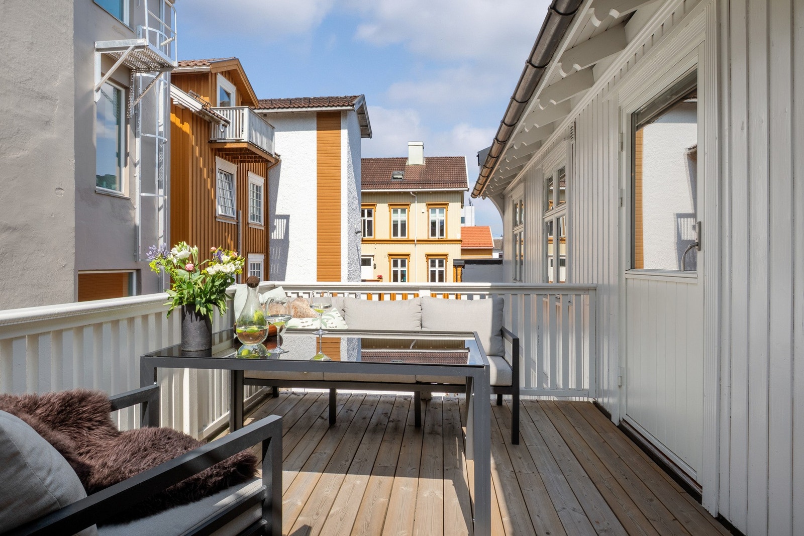 Leiligheten kan skilte med en pent opparbeidet bakgård og en egen, lun og koselig balkong på ca. 12 kvm. Galleribilde