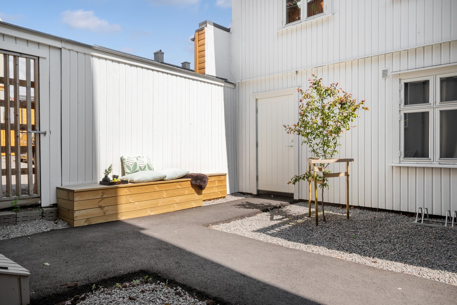I bakgården er det pent opparbeidet med gressplen og asfalterte stier, og det er sittebenker og lekestativer til felles anvendelse. Galleribilde