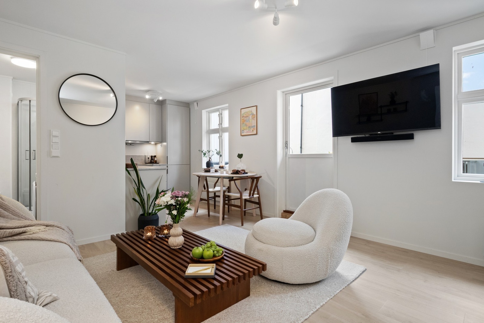 Stuen og kjøkkenet ligger i åpen løsning, og sammen danner de et pent og funksjonelt allrom med luftig atmosfære. Galleribilde