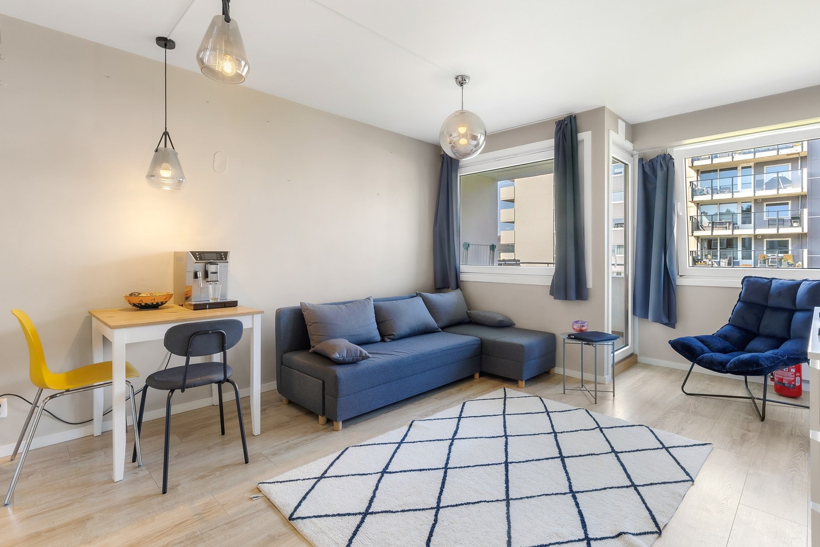 Stuen har gulv som er belagt med laminat, mens vegger og himling har slette flater Galleribilde