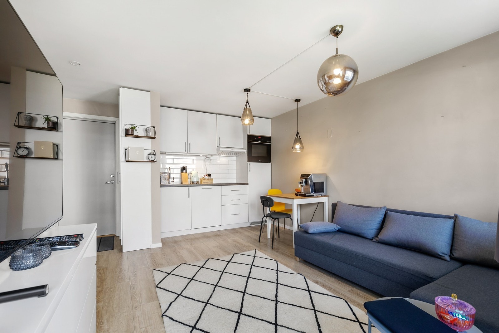 Kjøkken med åpen løsning mot stue og innredning fra omkring 2020 Galleribilde