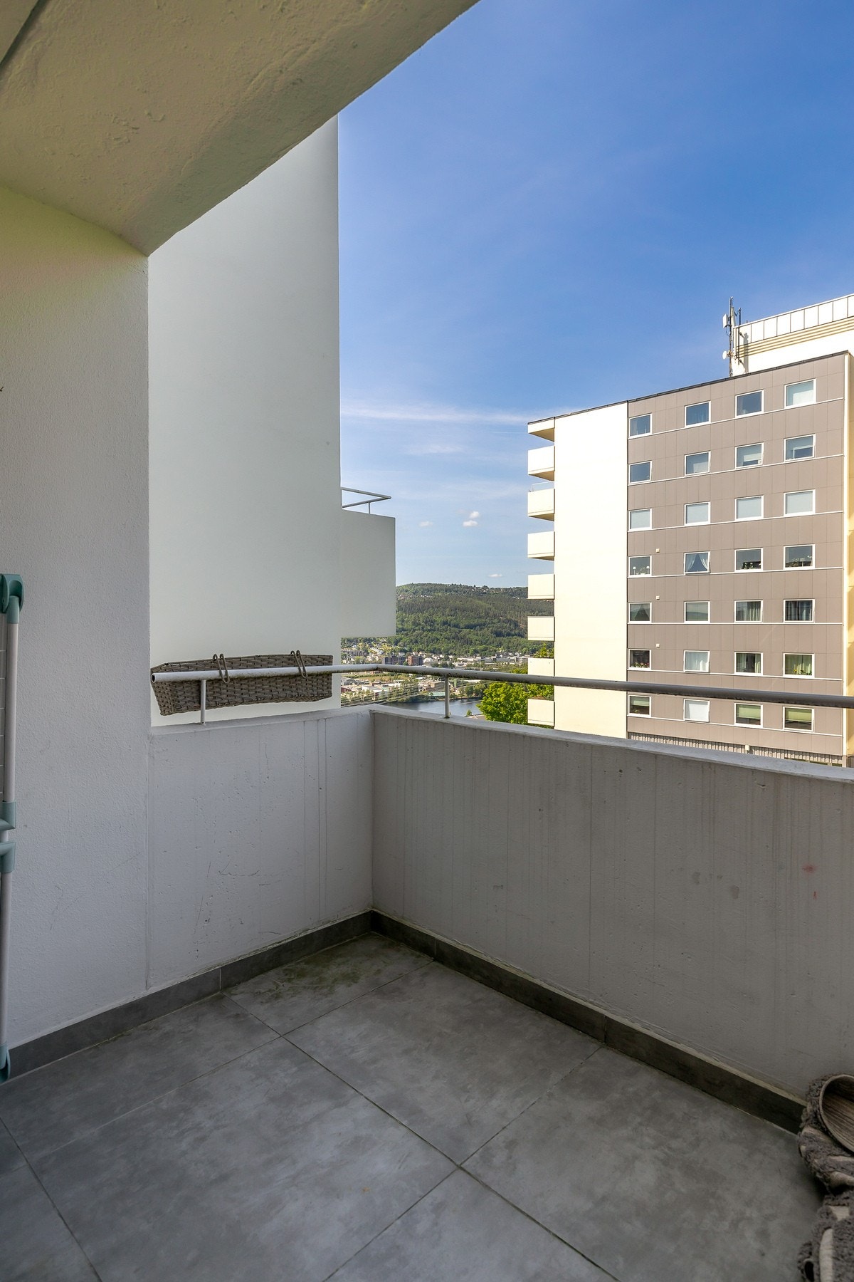 Fra stuen er det utgang til sydvendt balkong på ca. 3 kvm Galleribilde