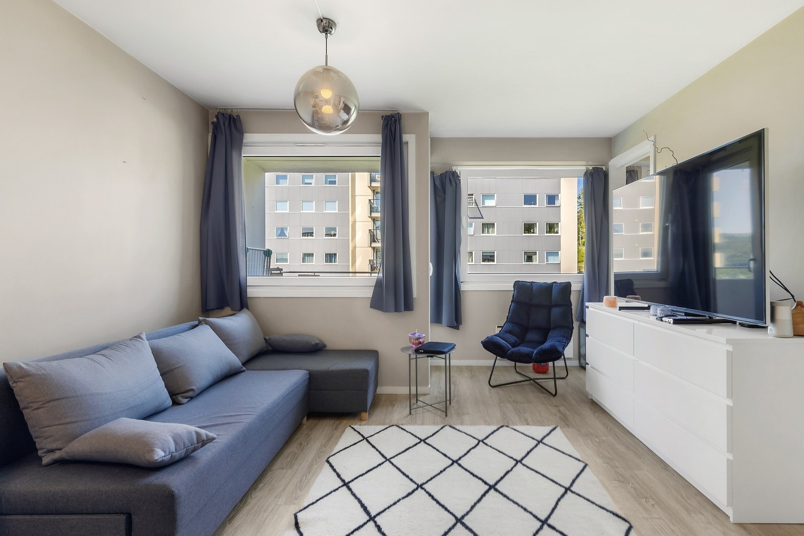 Lys og pen stue med fin plass til sofa og tv-møblement Galleribilde