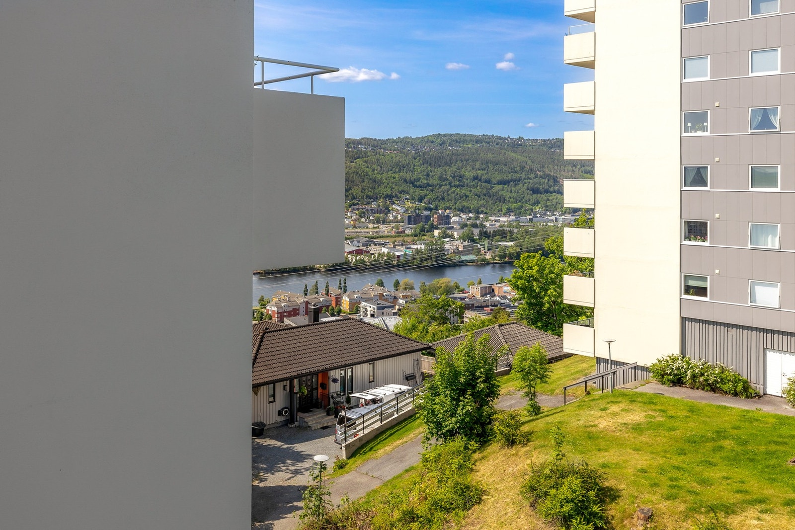 Fin utsikt mot Drammenselva Galleribilde