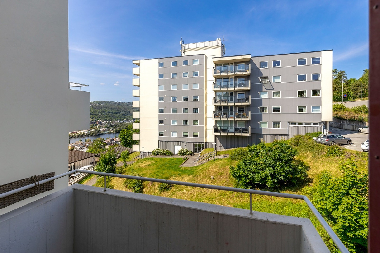 Balkongen er oppført i betongkonstruksjon med rekkverk av betong Galleribilde