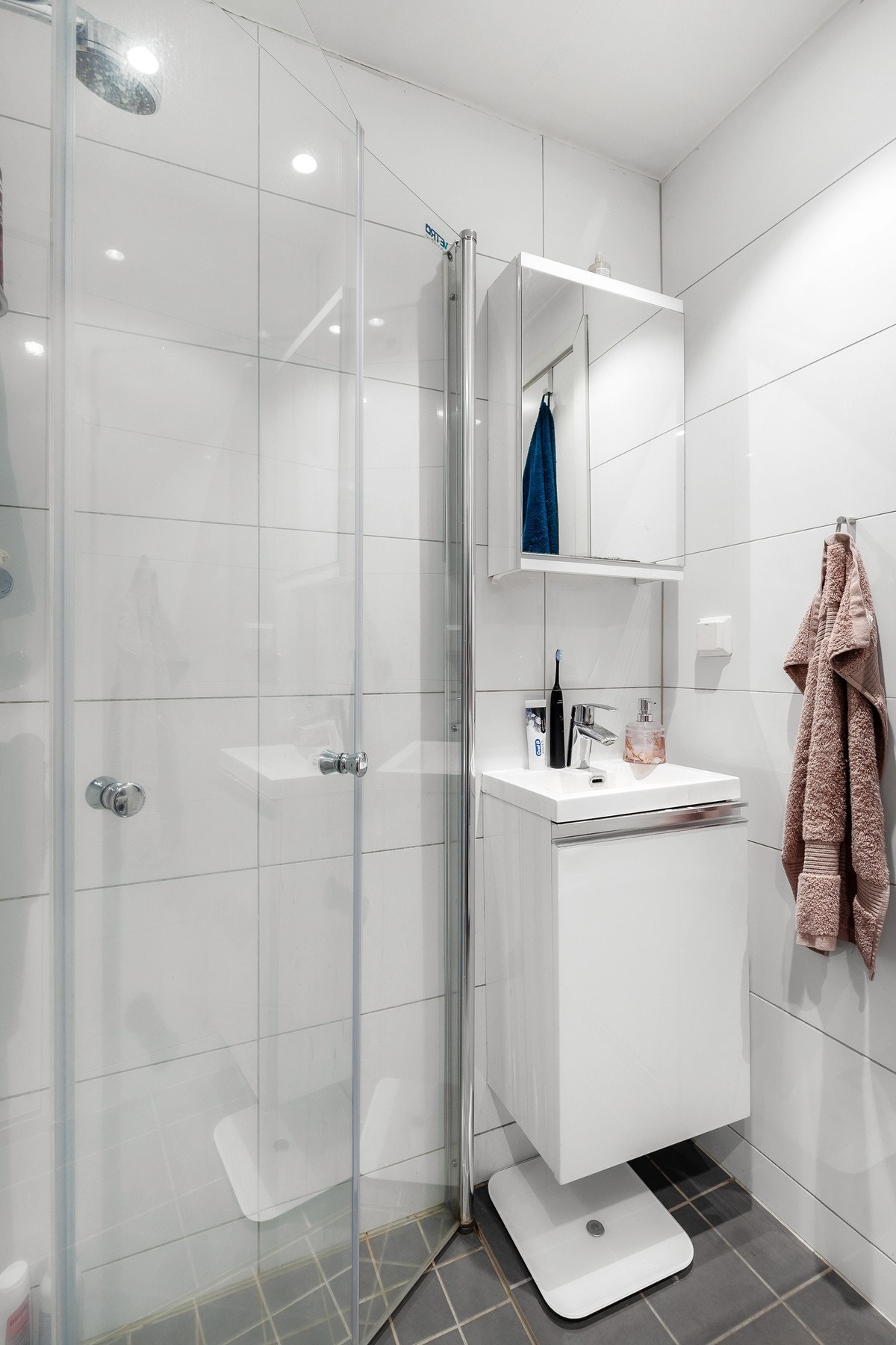 Helfliset bad med gulvvarme og vegghengt servantskap med dør og ovenpåliggende servant med ett-greps armatur Galleribilde