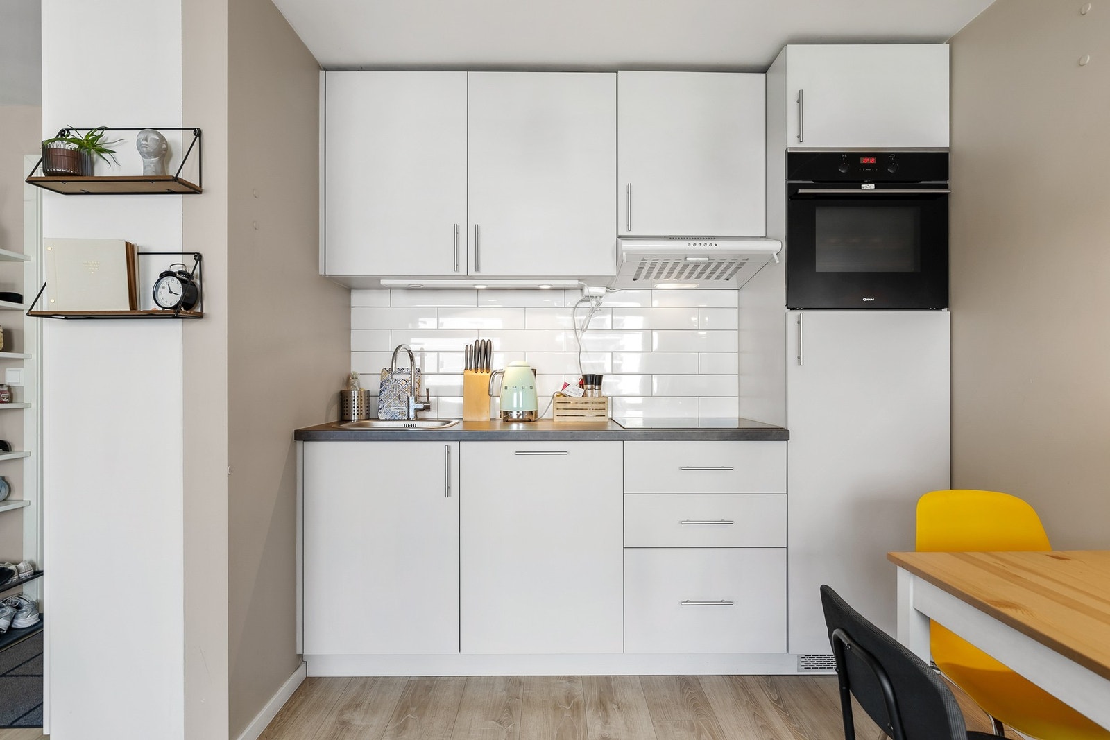 Kjøkkeninnredningen har glatte fronter og benkeplate i laminat med nedfelt oppvaskkum og ett-greps kjøkkenarmatur Galleribilde