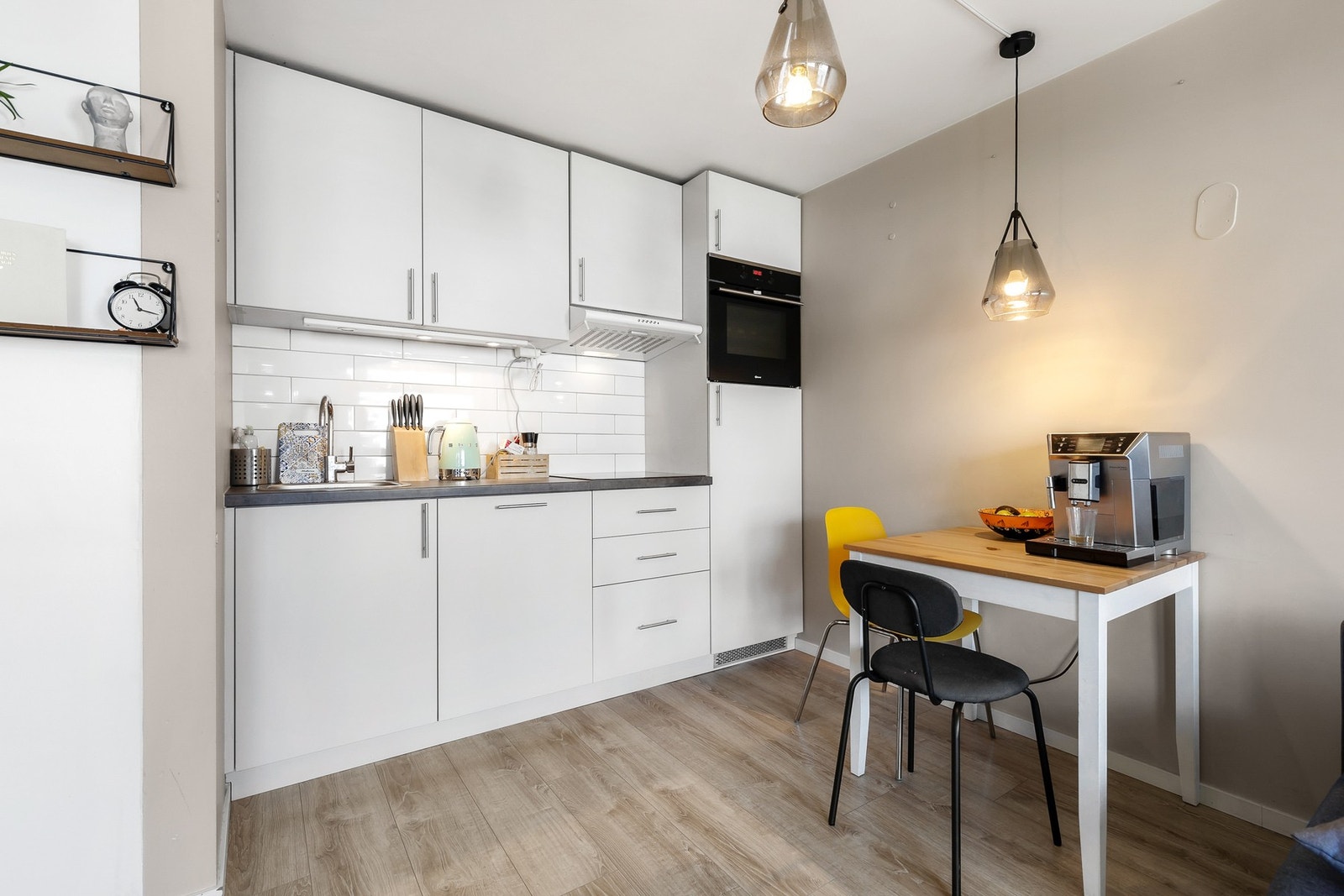 Hvitevarene består av integrert stekeovn, platetopp, oppvaskmaskin og kjøleskap. Ventilator er plassert i overskap og det er montert komfyrvakt Galleribilde