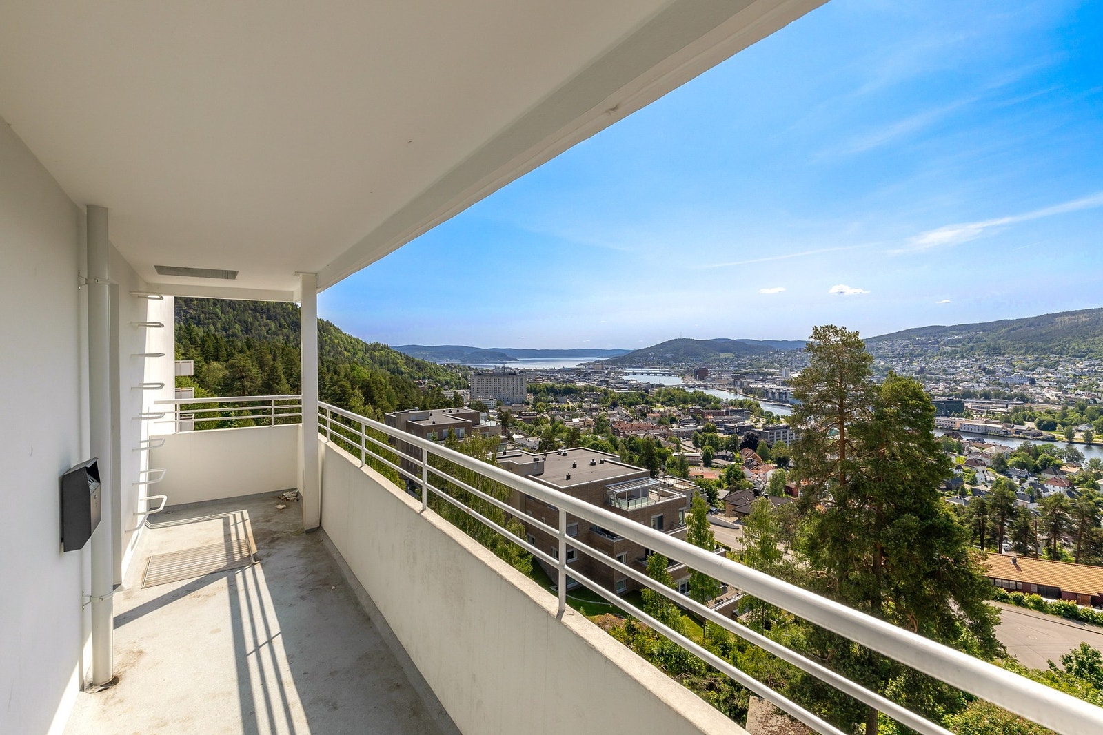 Fra felles balkong kan du nyte en vidstrakt utsikt over hele Drammen Galleribilde