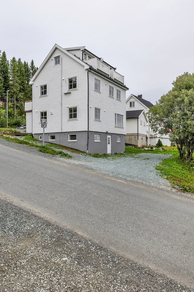 Fasade mot sør og nedside. Inngang til hyblene i front Galleribilde