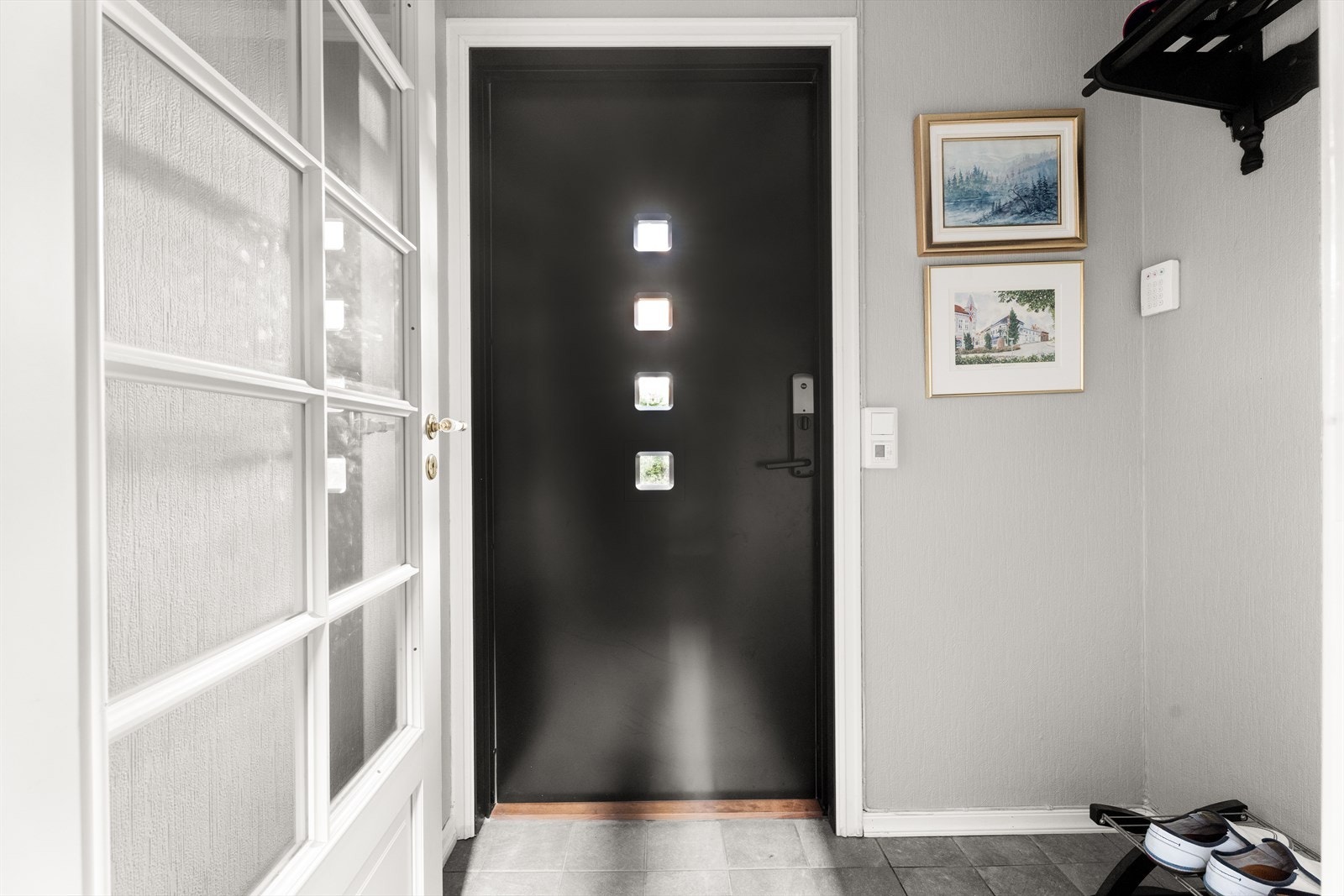 Ny inngangsdør montert i 2024. Galleribilde