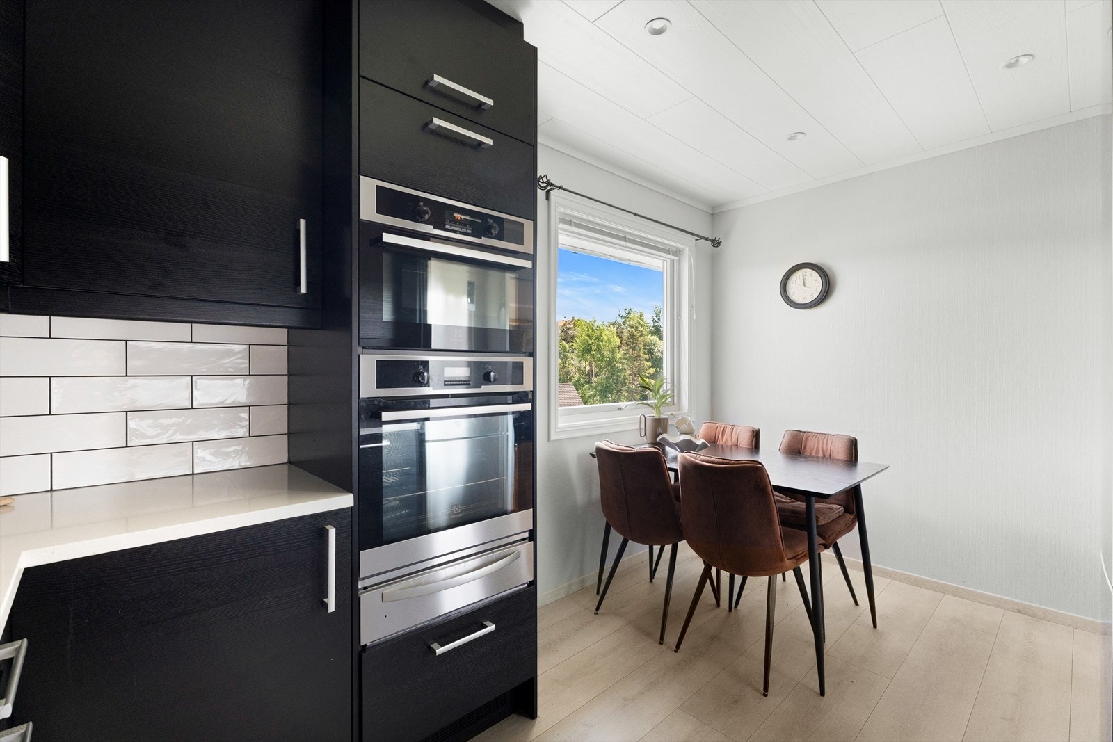 De integrerte hvitevarene består av stekeovn, stekeovn/mikro, induksjonstopp, varmeskuff, oppvaskmaskin og kjøle-/fryseskap. Galleribilde