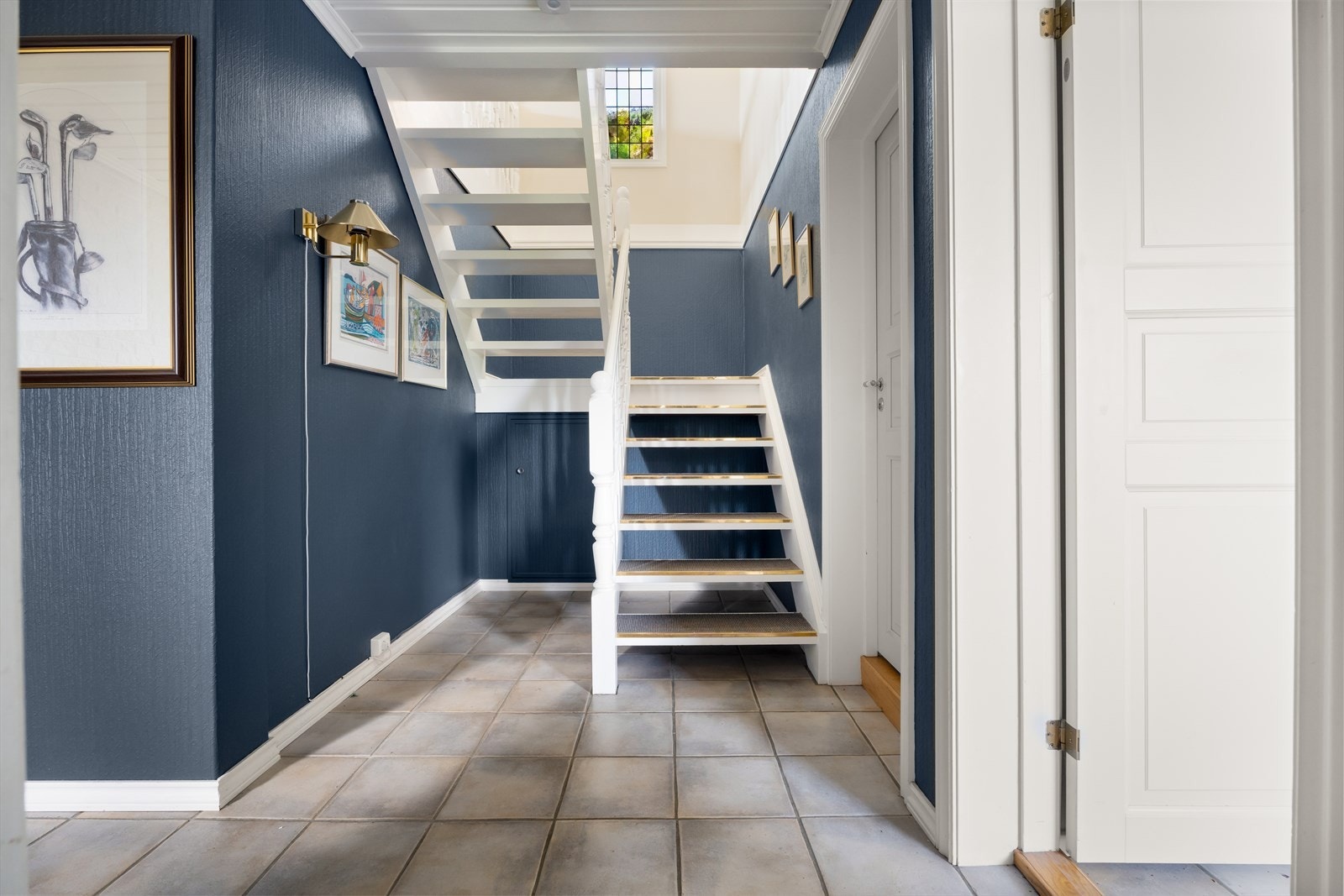 Romslig trappegang med god plass til diverse oppbevaringløsninger. Galleribilde