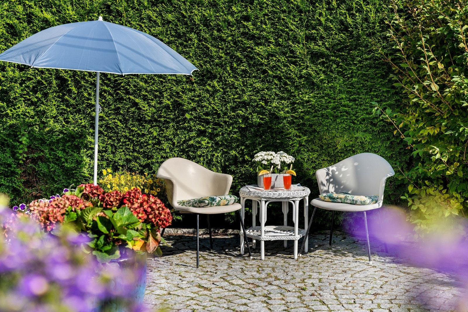 Koselig uteplass på fremsiden av huset med sol fra morgen til langt ut på ettermiddagen Galleribilde