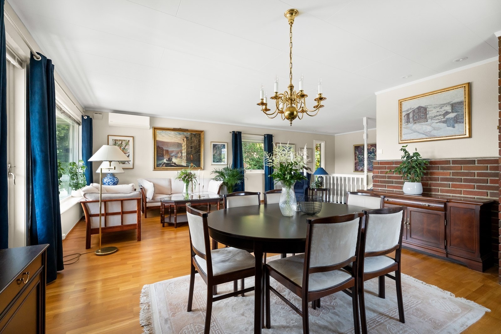 I stuen er det god plass til å møblere i flere soner. Galleribilde